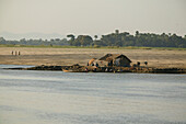 Riverside scenery, boat, house, Irrawaddy river scene, temporary house, at low water, Haus, Boote am Ufer der Ayeyarwady Fluss, Leben am Fluss