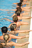 Menschen machen Wassergymnastik in Pool