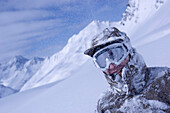 Mann völlig schneebedeckt, Kühtai, Tirol, Österreich