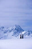 Zwei Skifahrer stehen auf schneebedecktem Berg, Kühtai, Tirol, Österreich