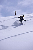 Eine Person beim Snowboarding, Kühtai, Tirol, Österreich