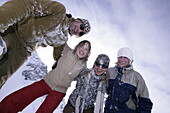 Junge Leute nach einer Schneeballschlacht, Kühtai, Tirol, Österreich