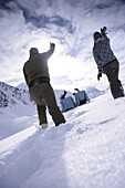 Junge Leute relaxen nach dem Skifahren, Kühtai, Tirol, Österreich