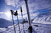 Junges Paar im Schnee neben der Skipiste betrachtet das Bergpanorama, Kühtai, Tirol, Österreich