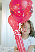 Mädchen mit roten Luftballons, Portrait
