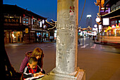 Altstadt Shanghai, Hausaufgaben,Old town, intersection, young boy doing homework under street lamp