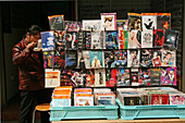 old town, Lao Xi Men,DVD-Verkauf von Raubkopien, Raubkopie, DVD sales stall, illegal copies, fakes, Kopie, Strasse in Old Town, Altstadt, street life, Strassenszene