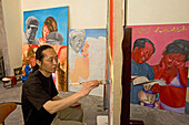 Maler Lao Fan,Painter Lao Fan in his Shanghai studio, paints chairman Mao in combination with, attractive and sexy girls, power, Vorsitzender Mao als Playboy, womanizer, red guards, Mao bible, aus: "Mythos Shanghai", Shanghai, Sachbildband, Fotos Karl Joh