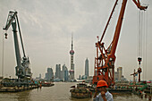 Shanghai Harbour,View from Waibaidu Bridge, Brücke über Souzhou Creek, Huangpu-River, Hafen, Huangpu-Fluß, Pudong, Schiffsverkehr, Lastkähne, line of freight barges, man with helmet, Arbeiter mit Bauhelm