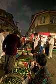 Hongkou quarter Shanghai, night market, street market vegetable sales, mit Gemüseverkauf, baskets