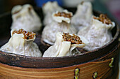 Baozi mit Klebreis,rice dumpling, steamed, buns, Baozi im Bambus-Dämpfkorb