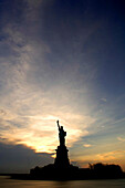 Sonnenuntergang über der Freiheitsstatue, New York, USA