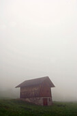 Einsame Almhütte im Nebel, Südtirol, Italien