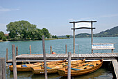 Ein Holzsteg mit Ruderbooten an einem See, Bad Wiessee, Bayern, Deutschland