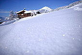 Holzhaus im Schnee, Nieding, Brixen im Thale, Tirol, Österreich