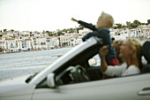 Costa Brava,Junge Familie im Cabrio, Cadaques, Costa Brava, Katalonien Spanien