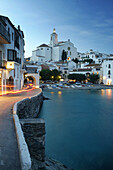 Costa Brava,Bucht von Cadaques mit der Pfarrkirche Santa Maria, Cadaques, Costa Brava, Katalonien Spanien