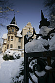 Gartentor und Haus im Schnee, Starnberg, Bayern, Deutschland