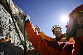 Kletterer am Schöberl über dem Hallstätter Gletscher am Dachstein, Österreich