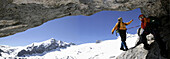 Kletterer in Höhle am Schöberl über dem Hallstätter Gletscher am Dachstein, Hintergrund Gjaidstein, Österreich