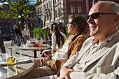 Personen im Straßencafe Interview, Gärtnerplatz, München, Bayern, Deutschland