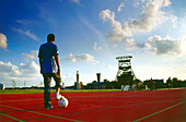 Fußballspieler vor Zeche, Gelsenkirchen, Ruhrgebiet, Nordrhein-Westfalen, Deutschland