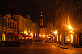 Viru Straße bei Nacht mit Rathausturm, Tallinn, Estland