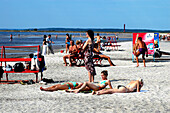 Menschen am Strand in Pärnu, Estland