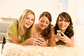 Weibliche Teenager (14-16) mit Handys
