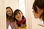 Zwei Mädchen (14-16) posieren vor dem Spiegel