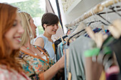 Junge Frauen schauen Kleider im Laden an