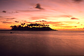 Motu bei Sonnenaufgang,Blick von Muri Beach, Rarotonga, Cook Inseln