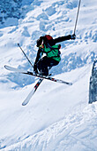 Ein Freerider macht einen akrobatischen Sprung mit Skis. La Grave, Oisans, Parque National des Ecrins, Dauphiné, Frankreich, Alpen, MR.