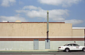Ein Taxi hält an einer Greyhound Busstation, Salinas, Kalifornien, USA