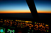 Airbus Cockpit, kurz vor Sonnenaufgang