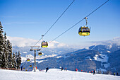 Achter Jet Kabinenlift, Gipfel der Dachsteinregion am Horizont, Flachau, Austria