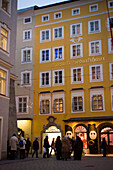 Mozart's birthplace in the Getreidegasse, Wolfgang Amadeus Mozart was born here on January 27, 1756, today the rooms once occupied by the Mozart family house a museum, Salzburg, Salzburg, Austria