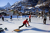 Leute beim Curling, Matterhorn im Hintergrund, Zermatt, Wallis, Schweiz