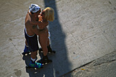 Paar beim Inlineskaten,Venice Beach, Los Angeles, USA
