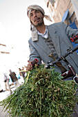Mann verkauft Qat Blätter, Sana'a, Jemen