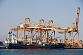 Frachtschiff und Kräne, Salala, Oman
