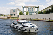Hausboot, Connoisseur Magnifique, fährt am Kanzleramt vorbei, Spree, Berlin, Deutschland