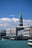 Venedig Dogenpalast und Campanile von der Lagune aus, Venezien, Italien