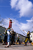Schwertertanz mit historischen Kostümen beim Georgiritt und Festumzug in Traunstein, Chiemgau, Oberbayern, Bayern, Deutschland