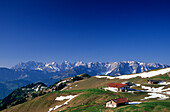 Wandbergalm mit Blick auf Wilden Kaiser und Zahmen Kaiser, Chiemgauer Alpen, Tirol, Österreich
