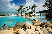 Vacationers relaxing at swimming pool of the Imperial Samui Hotel, Chaweng Noi Beach, Hat Chaweng Noi, Ko Samui, Thailand