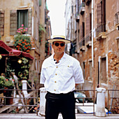 Gondoliere wartet auf Kundschaft, Venedig, Italien