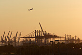 Containerterminal im Hamburger Hafen, Ladekräne, Containerbrücke, startender Airbus Beluga, Hamburg