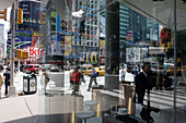Touristen, Shopping, Broadway, Manhattan, New York City, U.S.A., Vereinigte Staaten von Amerika