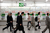 Menschen vor dem Fahrkartenautomat einer U-Bahnstation, Tokio, Japan